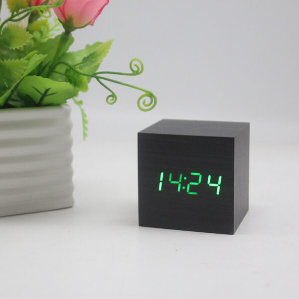 8de54fd5-8a3e-4cfa-a4da-9cb08f558244.jpg Minimalist Cube shaped sound-sensitive wooden digital clock with temperature display